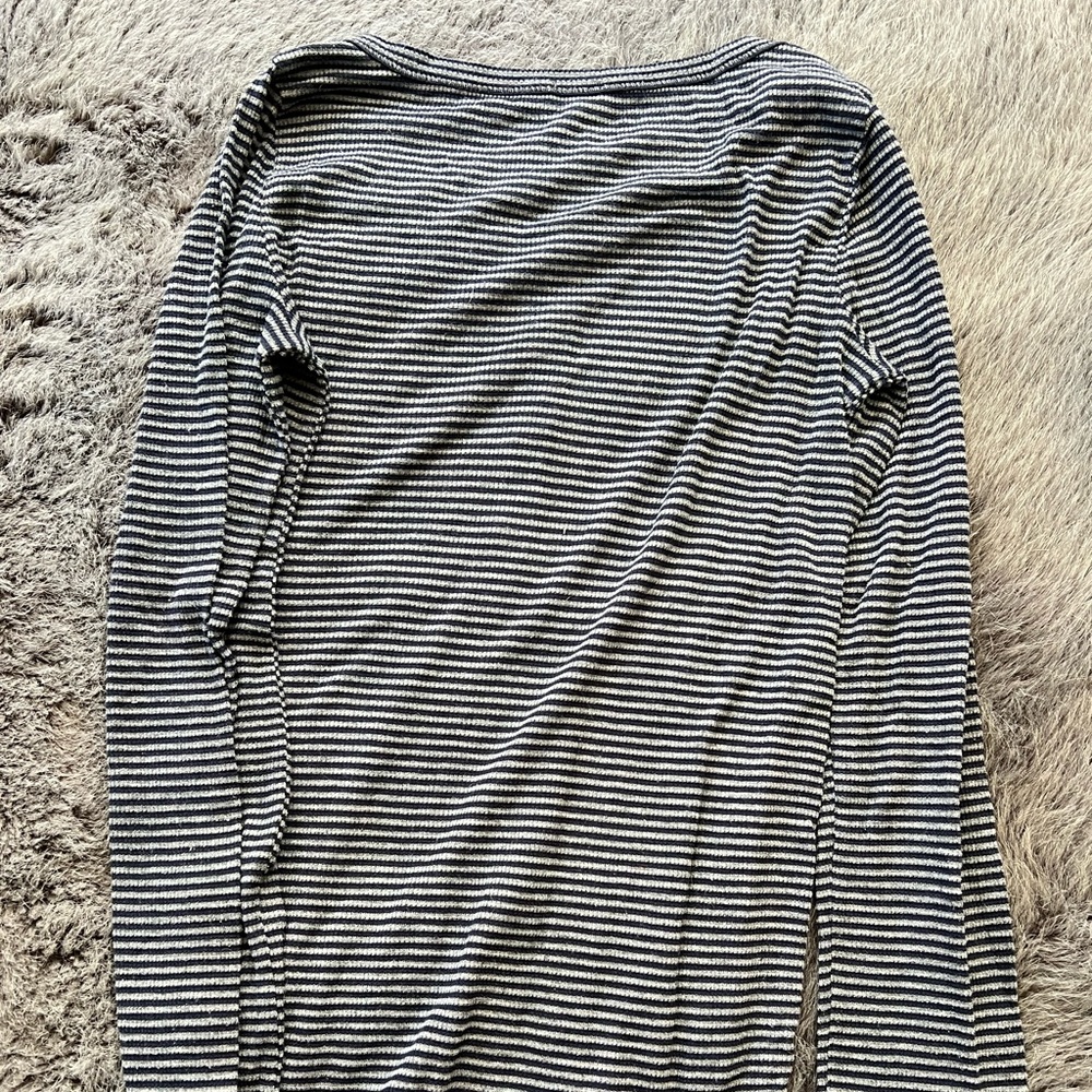 Splendid Striped Henley

Grey + navy waffle fabric with snaps - Picture 3 of 4